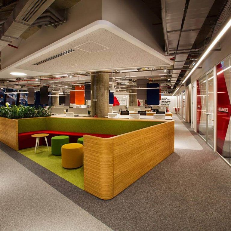 Puma istanbul ofis ve showroom AZM waves karo hali allura flex LVT6 2026