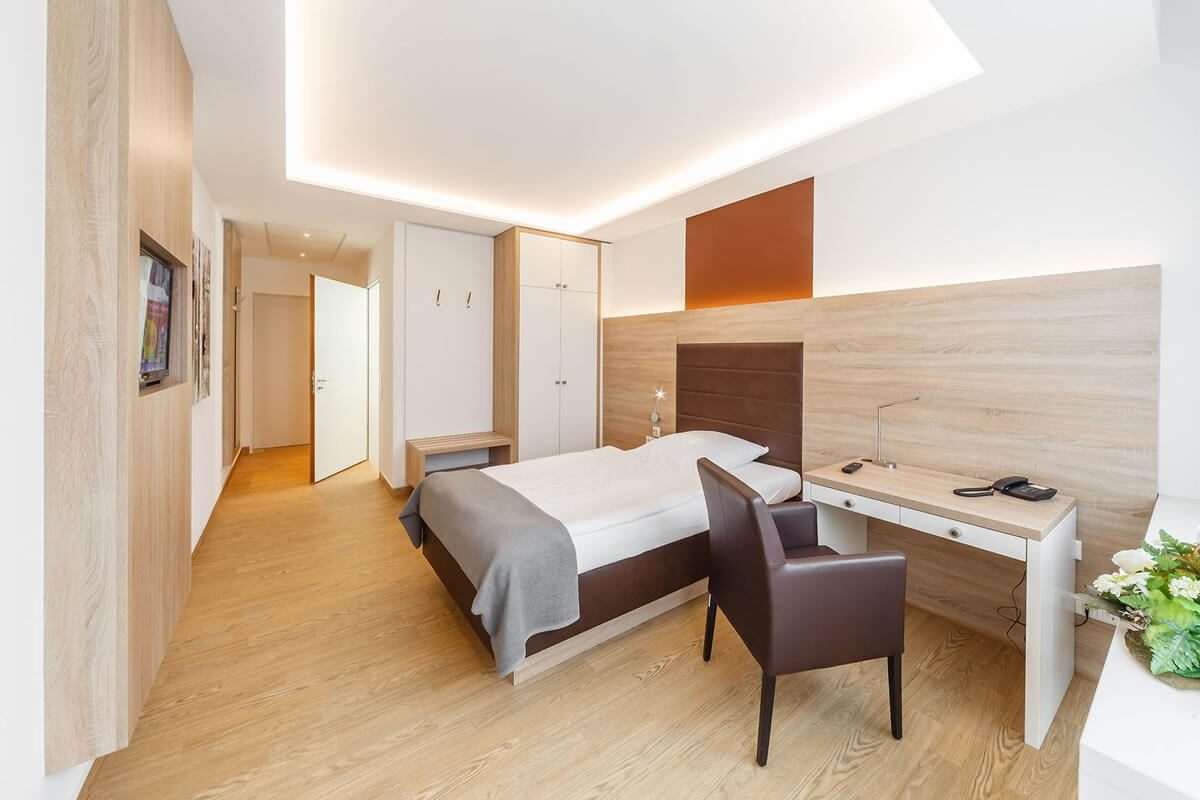 Altro Wood Adhesive Free Heterojen PVC Zemin Kaplama 3 Gollwitzer Meier Klinik Altro Wood adhesive free yapıştırıcıya ihtiyaç olmayan heterojen PVC zemin döşeme