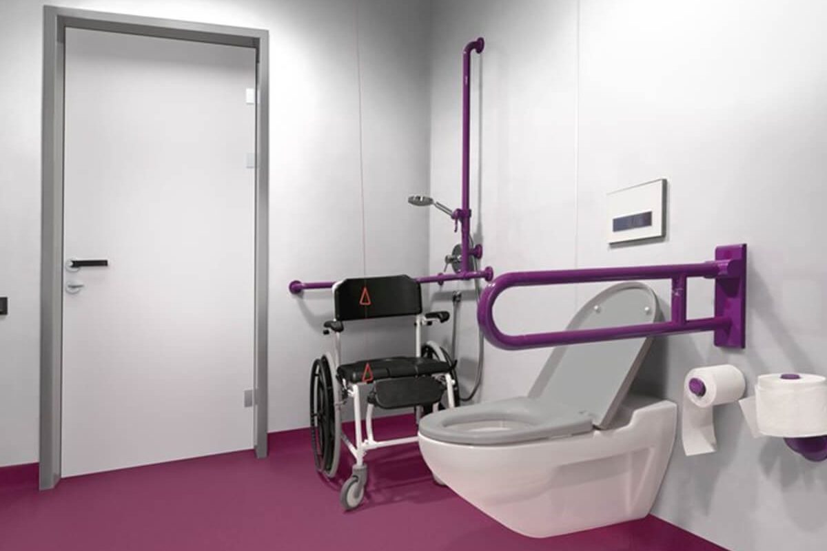 Hospital_bathroom_Altro_Aquarius_Spoonbill Altro Aquarius ıslak zemin homojen PVC zemin döşemesi
