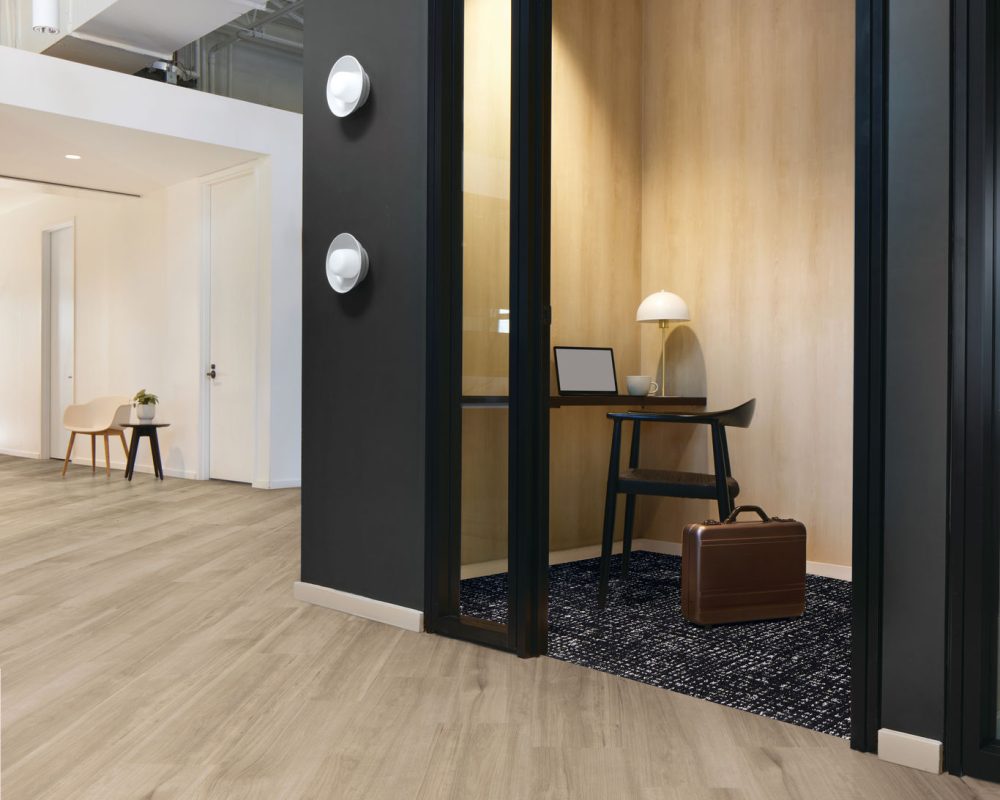 Interface Northern Grain LVT Vinil Zemin Kaplama 9 İnterface Northern Grain LVT Vinil NorthernGrain_AntiqueWash_Ash_3rdSpace304_Black_Mono