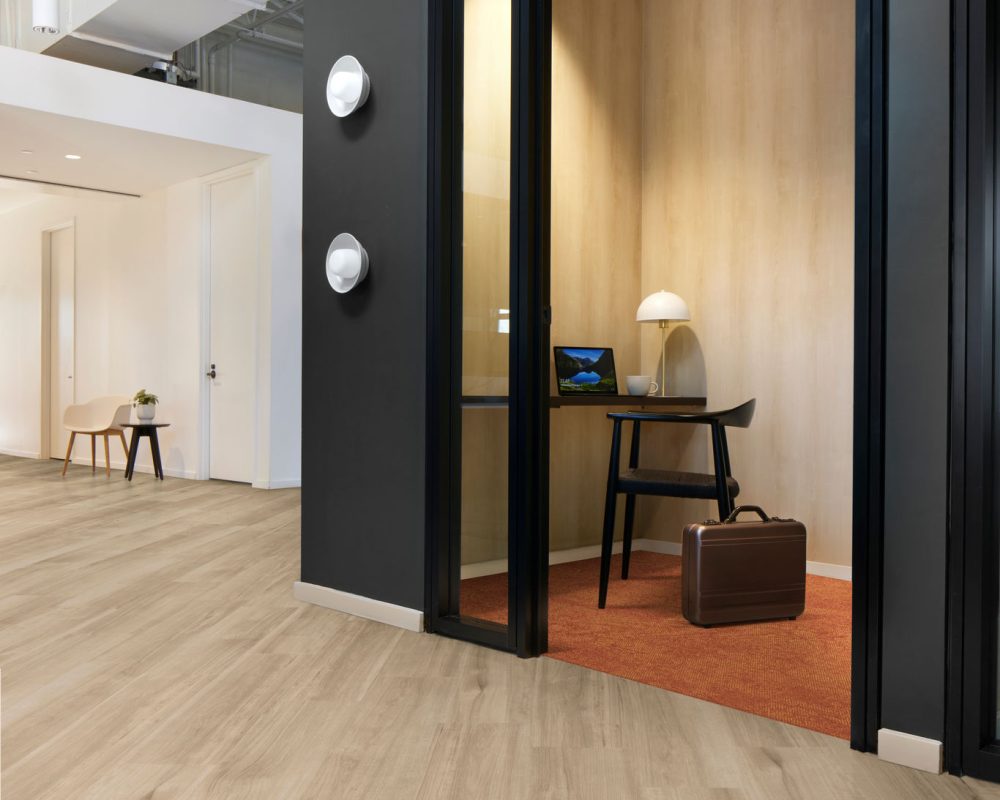 Interface Northern Grain LVT Vinil Zemin Kaplama 10 İnterface Northern Grain LVT Vinil NorthernGrain_AntiqueWash_Ash_Escarpment-Spinifex-Dirt_Ash-