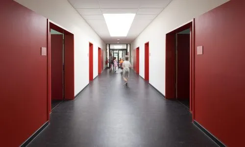 Implemented educational buildings with Goldbeck GmbH kondaktif doğal linolyum zemin kaplama okul koridor