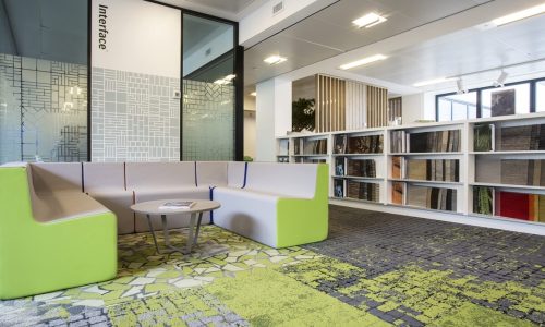 Rue Green, Sett in Stone Onyx Slate, Moss in Stone Onyx Slate, Moss Onyx Slate, UR103 Grass_D3A7076 copie.interface.presentation. İnterface Human Connections Karo Halı