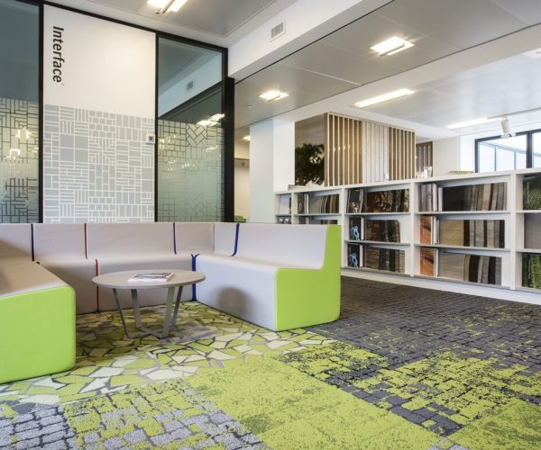 Rue Green, Sett in Stone Onyx Slate, Moss in Stone Onyx Slate, Moss Onyx Slate, UR103 Grass_D3A7076 copie.interface.presentation. İnterface Human Connections Karo Halı