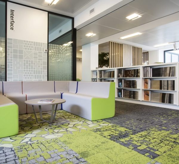 Karo Halı LVT PVC SPC Linolyum Yükseltmiş Döşeme Paspas | Anıl Zemin 1 Rue Green, Sett in Stone Onyx Slate, Moss in Stone Onyx Slate, Moss Onyx Slate, UR103 Grass_D3A7076 copie.interface.presentation. İnterface Human Connections Karo Halı