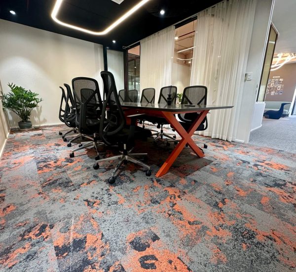 Karo Halı LVT PVC SPC Linolyum Yükseltmiş Döşeme Paspas | Anıl Zemin 9 Voxflor mundi Plank Halılar ofis halı projesi 25x100cm