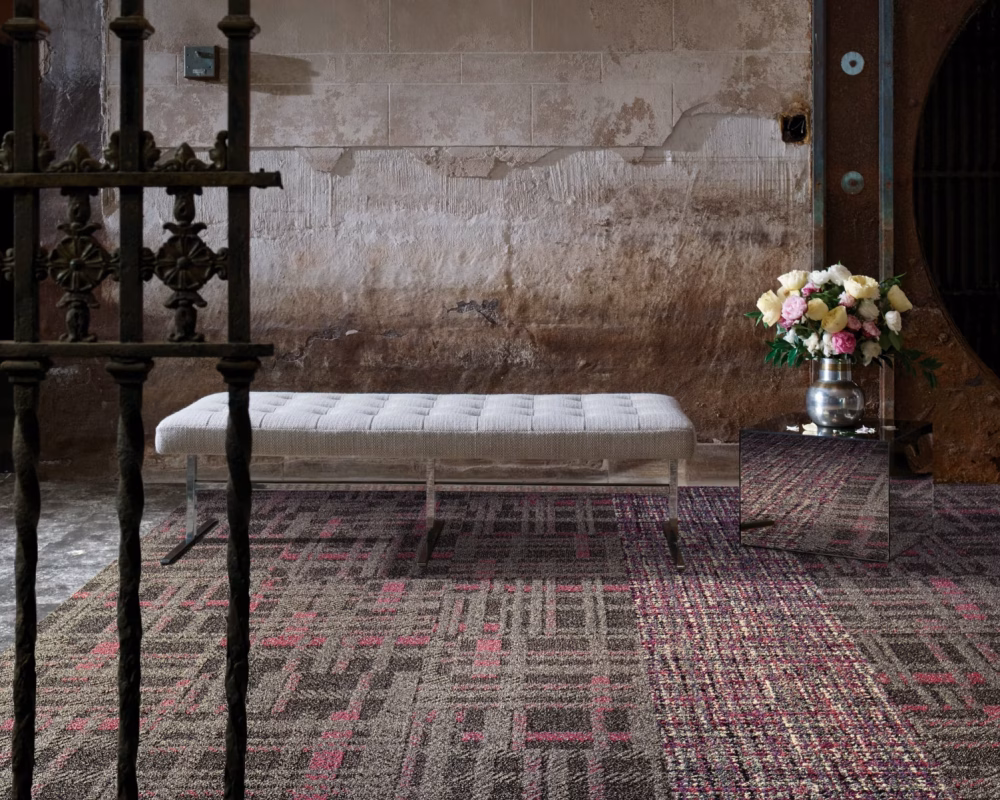 Interface World Woven Collection (WW860 - WW865 - WW870 - WW880 - WW890 -WW895) Plank Halı 95 WW895_Fuschia Weave_Scottish Sett_Plaid Brown_PBT_Boundary Metallics_Eclipse interface plank halı