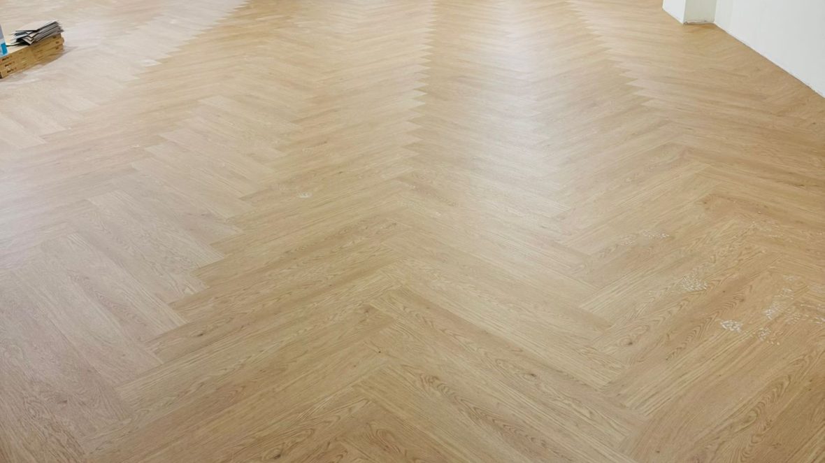 allura flex 60065 lvt vinil yer kaplama balıksırtı avm mağaza (1)