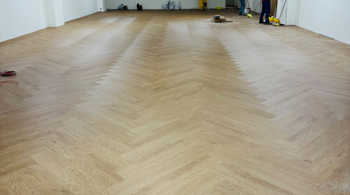 allura flex 60065 lvt vinil yer kaplama balıksırtı avm mağaza (2)