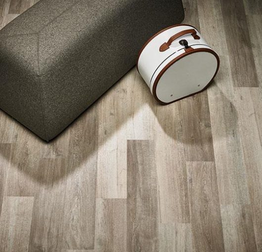 Allura Flex LVT Zemin Kaplamaları - Loose Lay (Sök Tak) 9 ucuz lvt, lvt zemin kaplama, ofis zemin, ucuz zemin kaplama, allura wood, ahşap görünümlü lvt zemin, ahşap parke, ucuz parke, agt lvt, agt zemin, ateco zemin, petra zemin, lvt zemin kaplama, ahşap lvt, ahsap lvt, ofis karo pvc zemin, karo pvc zemin, ithal lvt zemin, ithal zemin kaplama, su gecirmeyen zemin