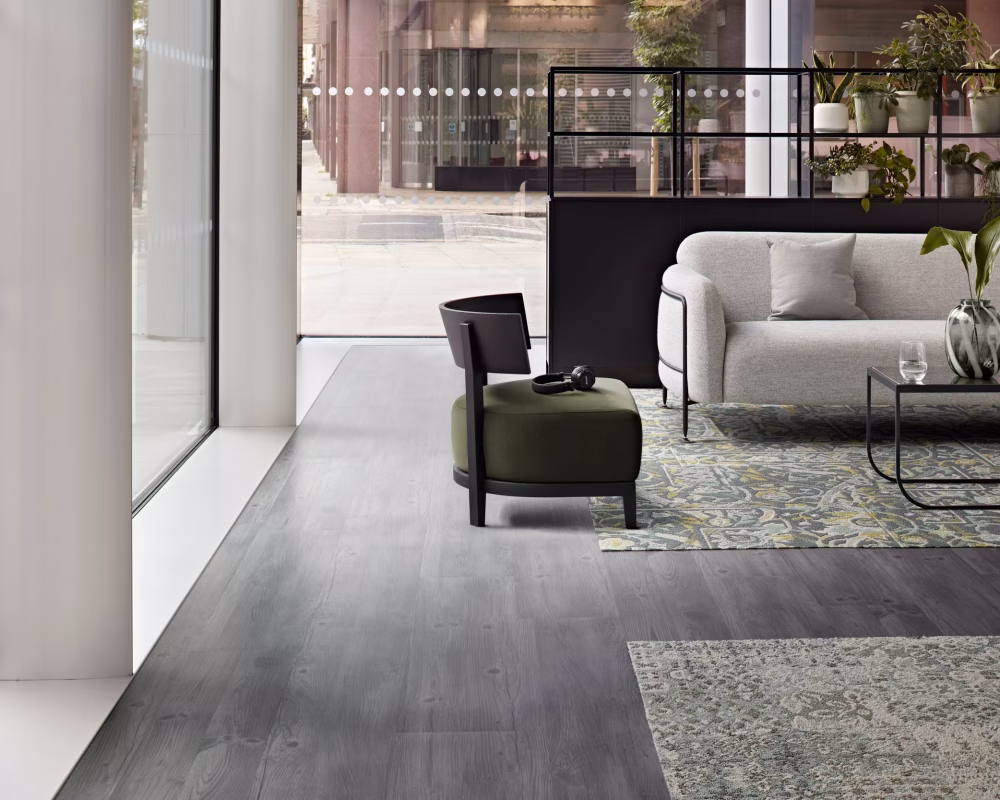 Interface Past Forward (Vintage - Traditional - Retro ) Karo Halı 27 interfacce Arley Lichen - Rekindled Sage karo halı - Level Set Winter Grey lvt