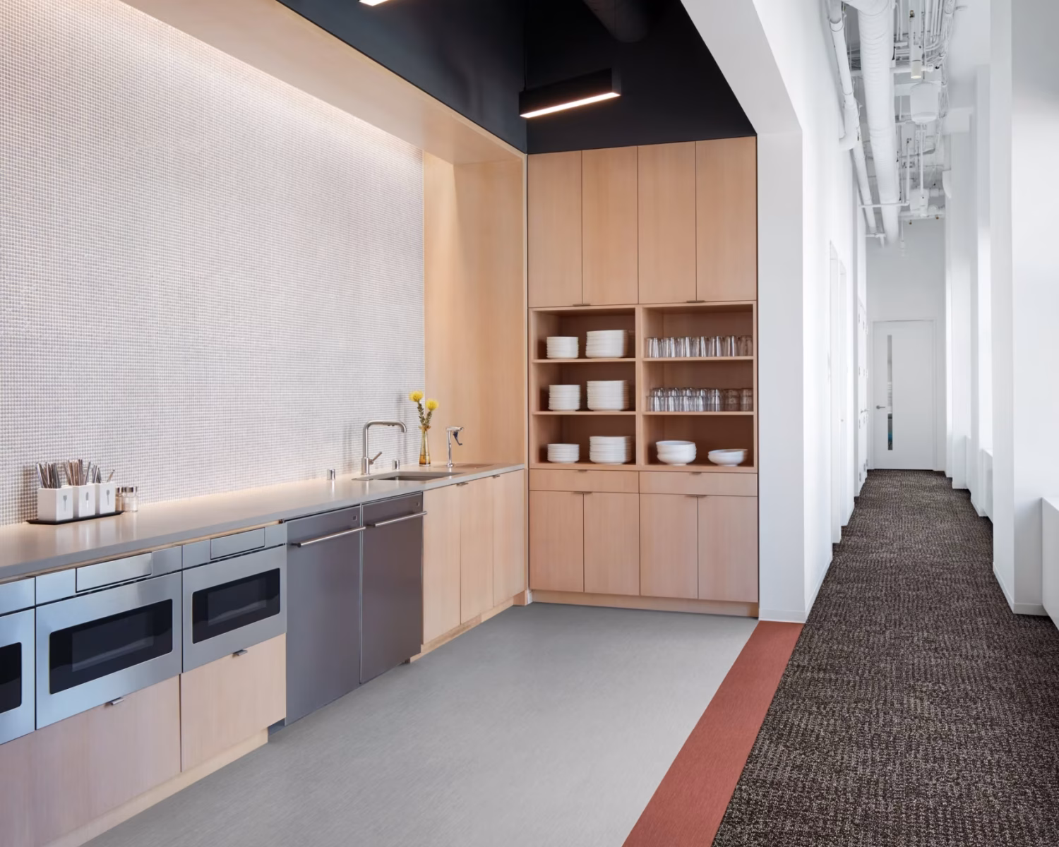interface Brushed Lines lvt zemin kaplama Alabaster A01602 Rouge A01616 - Wheeler Street_Brown carpet