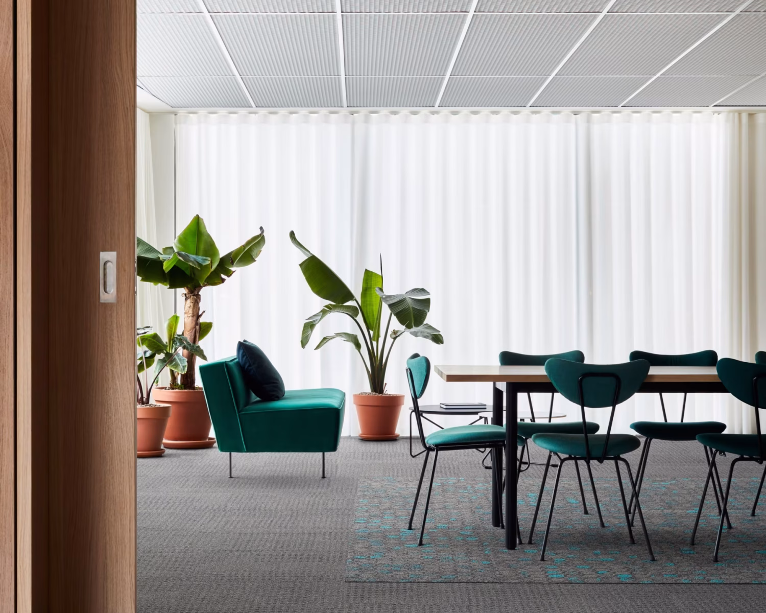 interface Brushed Lines lvt zemin kaplama Galena - Broome St_Turq Glass carpet
