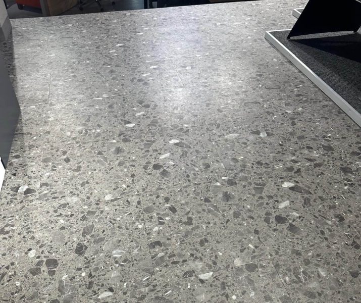 mod tasarım merkez ofis showroom azm pearl eco lvt terrazzo desen vinil zemin kaplama seyrantepe (3)