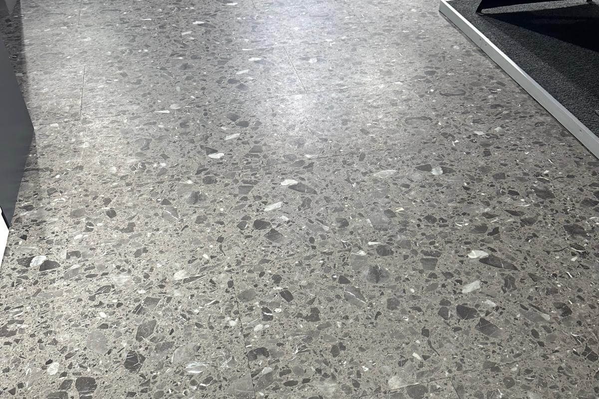 mod tasarım merkez ofis showroom azm pearl eco lvt terrazzo desen vinil zemin kaplama seyrantepe (3)