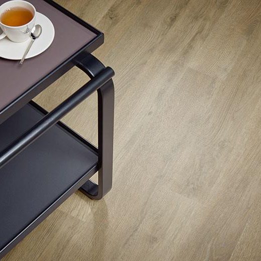 Surestep Wood Kaymaz PVC Zemin Kaplama 4 Surestep Wood PVC zemin kaplama uygulama 04